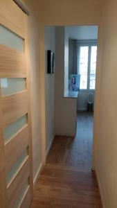an empty room with a door and a hallway at Studio Neuf Climatisé Centre Ville #7 in Toulon