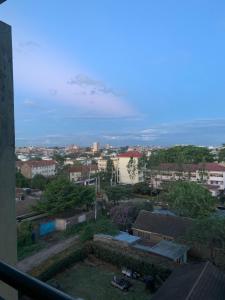 una vista de una ciudad desde un balcón en Peaceful and Lovely 1 bedroom with a city view., en Nairobi