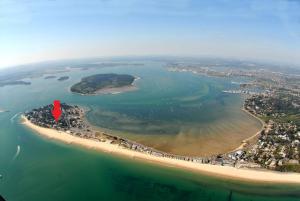 una isla con un marcador rojo en el agua en Top Floor Sandbanks Apartment with Free Parking just minutes from the Beach and Bars en Canford Cliffs