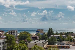 una vista de una ciudad con el océano en el fondo en Hotel Absolute en Vityazevo