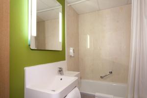 Koupelna v ubytování B&B HOTEL Nîmes Ville Active, parking sécurisé gratuit + 32 fotografií