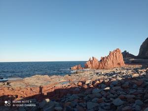 un gran grupo de rocas en la playa en Tortolì-Porto Frailis-Arbatax, en Àrbatax 4 fotos más