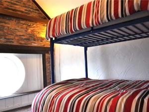 Hendre Aled Cottage 2にある二段ベッド