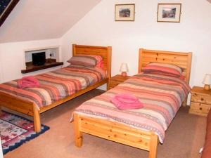 a bedroom with two beds next to each other at Uplands in Compton