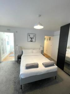 um quarto com uma cama grande com duas toalhas em Prosper House Apartment 5 em Norwich