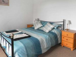 een slaapkamer met een bed en een dressoir met een nachtkastje bij Lillieput Lodge in Melbourne