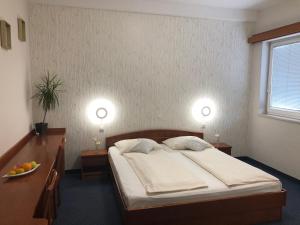 Postel nebo postele na pokoji v ubytování Hotel Bajt Maribor