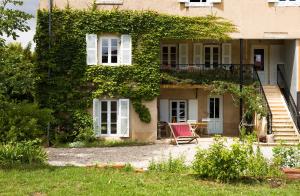 una casa con una silla roja delante de ella en Le Montellier, en Blacé