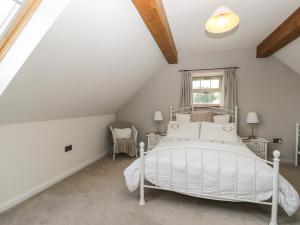 A bed or beds in a room at Coopers Barn