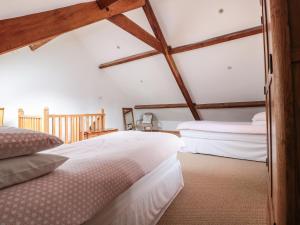 מיטה או מיטות בחדר ב-Riverside Barn