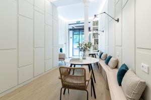 sala de estar con sofá y mesa en Prado Rooms 46 - Darya Living, en Madrid