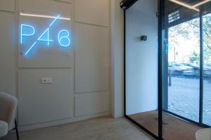 una puerta de cristal con un cartel que lee pizza en Prado Rooms 46 - Darya Living, en Madrid