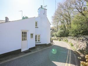 a white house with a driveway at Bryn Coed in Porthmadog