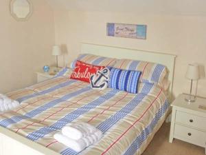 a bed with towels on it in a bedroom at Elizabeth House in Hornsea +2 photos