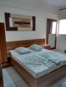 um quarto com uma cama grande e lençóis brancos em Motel reality em São Paulo
