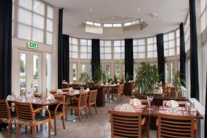 a large dining room with tables and chairs at Hotel 2000 Valkenburg in Valkenburg