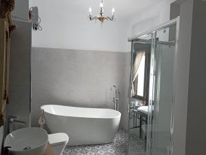 a bathroom with a tub and a toilet and a sink at EL HECHIZO DEL BAILÓN in Zuheros