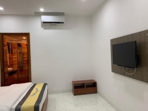 En TV eller et underholdningssystem på Song Anh Hotel