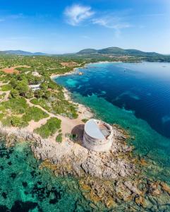 una vista aerea di un'isola in acqua di Lu bobò ad Alghero