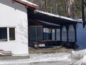 una cabina con tavolo da picnic nella neve di Vila Azuga ad Azuga