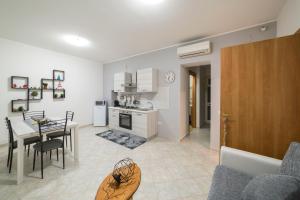 Una sala de estar y una cocina con mesa y sillas. en Portico Rodriguez Cava de Tirreni, en Cava deʼ Tirreni