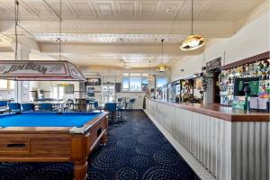 uma mesa de bilhar e um bar num restaurante em Kearsley Hotel em Cessnock