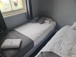 Kearsley Hotel客房内的一张或多张床位