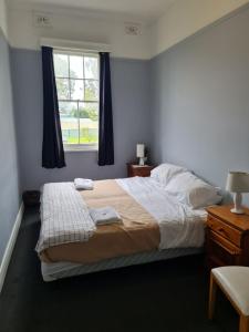 Kearsley Hotel客房内的一张或多张床位