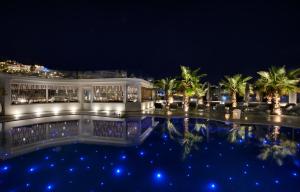 Bazén v ubytování Petinos Beach Hotel nebo v jeho okolí