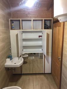 La petite salle de bains est pourvue d'un lavabo et de toilettes. dans l'établissement Vila Gjiri Lalzit, à Durrës