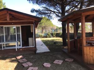 都拉斯的住宿－Vila Gjiri Lalzit，木凉亭,带门和庭院