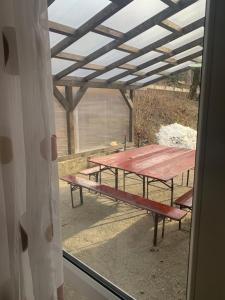 una vista di un tavolo da picnic fuori da una finestra di Vila Azuga ad Azuga