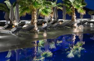 Bazén v ubytování Petinos Beach Hotel nebo v jeho okolí