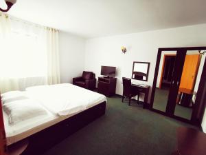 Łóżko lub łóżka w pokoju w obiekcie Hotel Paraul Rece