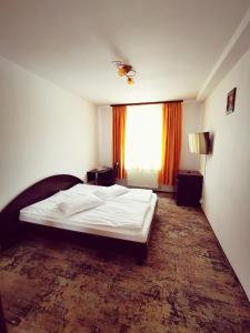 Łóżko lub łóżka w pokoju w obiekcie Hotel Paraul Rece