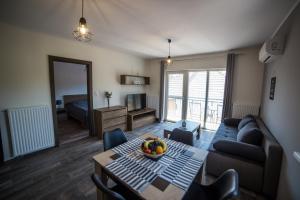 a living room with a table and a couch at Boka Apartmanház in Gyula