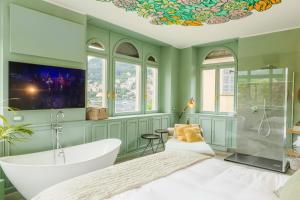uma casa de banho com banheira e um quarto em Bello!Lake Como Suites em Como