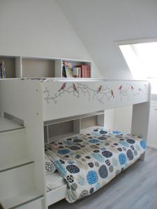 a white bunk bed in a white room at Tin Tin in Cadzand, Koolse Hoeve 1b in Cadzand