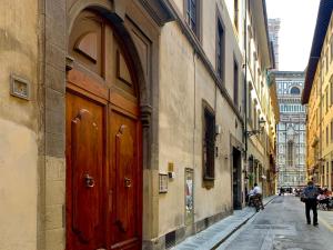 un edificio con una porta in legno sul lato di una strada di Duomo apartment with a view a Firenze