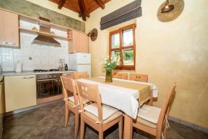 een keuken en eetkamer met een tafel en stoelen bij House Luce in Krapan