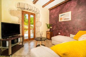 a living room with a couch and a tv at House Luce in Krapan