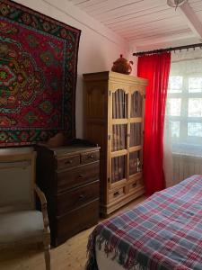 1 dormitorio con 1 cama, vestidor y ventana en Богдарня en Krutovo