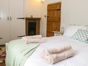 A bed or beds in a room at Fern House