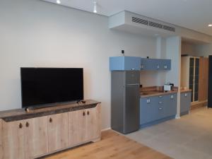 バクーにあるSea Breeze Lighthouse apt 103のキッチン(壁に薄型テレビ付)