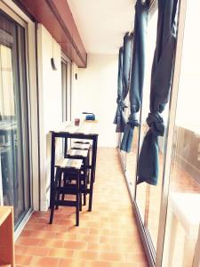 een tafel en stoelen in een kamer met een raam bij Appartement Ajaccio Sanguinaires in Ajaccio
