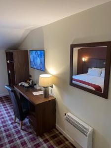 TV a/nebo společenská místnost v ubytování Scone Arms Hotel