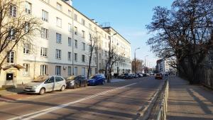 uma rua com carros estacionados ao lado de um edifício em STUDIO KLIMAT PRAGA em Varsóvia