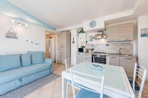 sala de estar con sofá azul y mesa en Luxury Apartment with swimming pool, en Lonato
