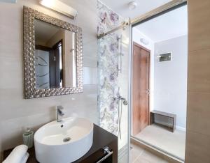 een badkamer met een wastafel en een douche bij Luka de Luka Suites in Belgrado