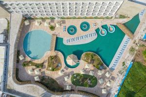 マラゴージにあるMaragogi Brisa Exclusive Hotelの水のスイミングプールのオーバーヘッドビュー